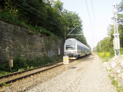 Osobn vlak odjd z Prahy Masarykova ndra, vpravo vedle nj snesen 2. TK Libe - Masarykovo n. - foto 18.6.2006